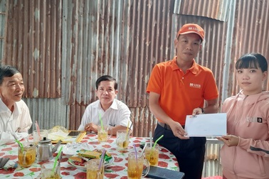 Thêm 55 triệu đồng bạn đọc giúp đỡ người cha nằm liệt giường nuôi 2 con thơ