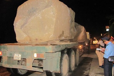 Tạm giữ 6 xe chở đá tảng khổng lồ