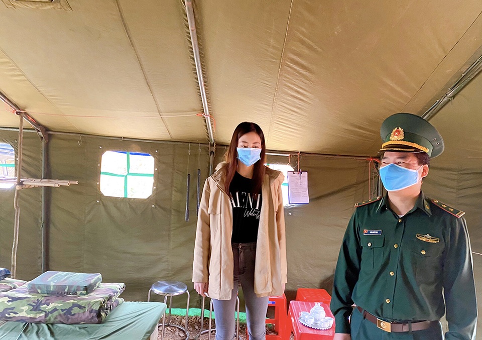 Lương Thùy Linh xúc động khi thấy chiến sĩ chống dịch “ăn lán, ngủ rừng” - 5 Lương Thùy Linh xúc động khi thấy chiến sĩ chống dịch “ăn lán, ngủ rừng” - 5