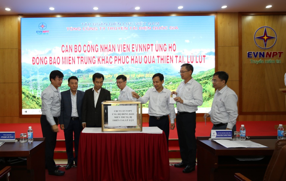 EVNNPT chung tay giúp nhân dân các tỉnh miền Trung khắc phục hậu quả thiên tai, mưa lũ - 1 EVNNPT chung tay giúp nhân dân các tỉnh miền Trung khắc phục hậu quả thiên tai, mưa lũ - 1