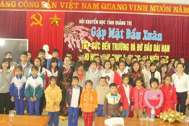 Trao học bổng hơn 100 triệu đồng tới HS, SV nghèo hiếu học