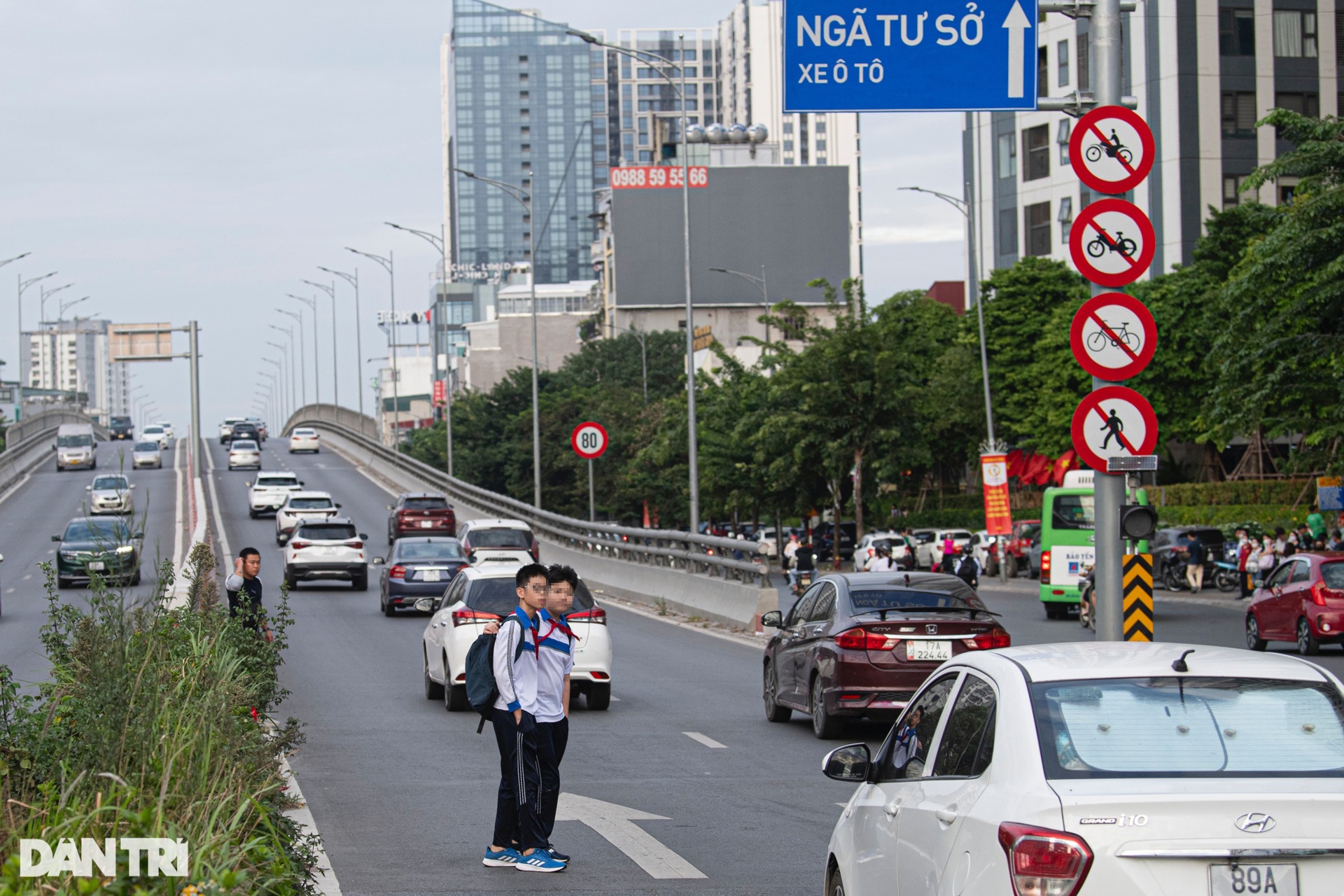 Người đi bộ đánh cược tính mạng, vượt dải phân cách băng ngang đường - 3 Người đi bộ đánh cược tính mạng, vượt dải phân cách băng ngang đường - 3