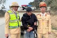 Cảnh sát giao thông bắt giữ đối tượng tàng trữ 4 gói ma túy