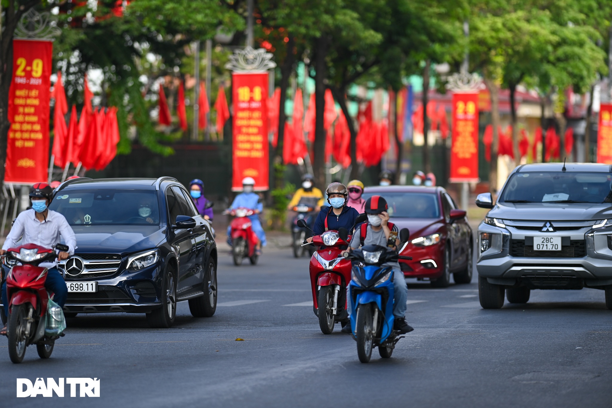 Hà Nội: Ùn tắc phương tiện ở chốt vùng đỏ, mở lại hàng quán tại vùng xanh - 14 Hà Nội: Ùn tắc phương tiện ở chốt vùng đỏ, mở lại hàng quán tại vùng xanh - 14
