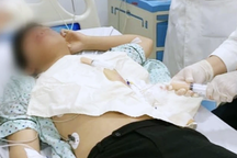 2 tuần sau khi đá bóng, thiếu niên 17 tuổi bị tràn dịch màng tim nguy kịch