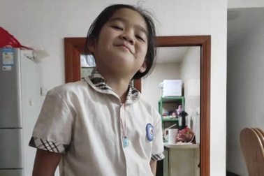 Cha khóc run hiến tạng con gái 9 tuổi qua đời vì tai nạn ở trường