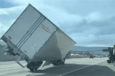 Gió mạnh thổi 45 xe tải lật nhào trên đường cao tốc Mỹ