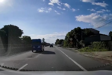 Tài xế chuyển hướng ẩu khi chưa quan sát, gây va chạm