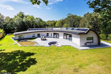 Chiêm ngưỡng ngôi nhà độc đáo cuộn vòng siêu hiện đại trị giá 60 tỷ đồng