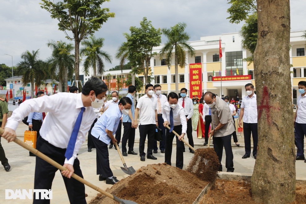 Chủ tịch nước Nguyễn Xuân Phúc dự Lễ khai giảng năm học mới tại Yên Bái - 6 Chủ tịch nước Nguyễn Xuân Phúc dự Lễ khai giảng năm học mới tại Yên Bái - 6