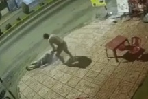 Rùng mình cảnh nam thanh niên bị kẻ đi đường đâm xe, tạt nước nóng
