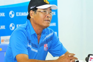 Trọng tài lại bị phản ứng trên sân Hàng Đẫy