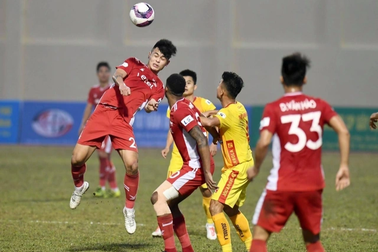 CLB Viettel thua đau Thanh Hóa vì cầu thủ đá phản lưới nhà