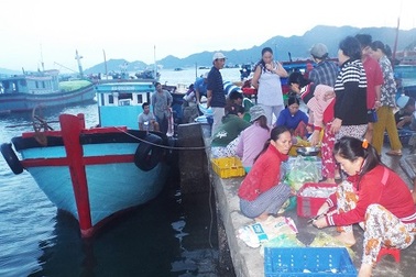 Khám phá nhịp sống làng chài giữa Vịnh Cam Ranh