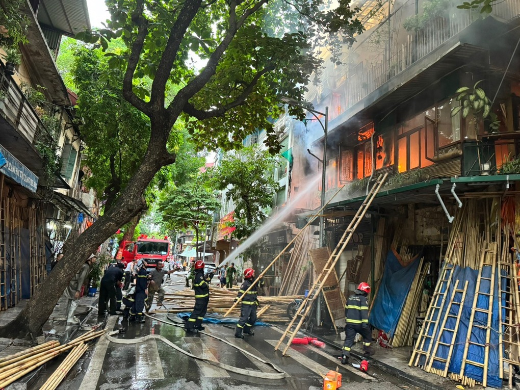 Hà Nội: Quán cà phê trên phố Hàng Vải bốc cháy ngùn ngụt - 2