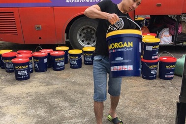 Kiểm tra xe khách phát hiện hàng ngàn lít dầu nhớt không rõ nguồn gốc