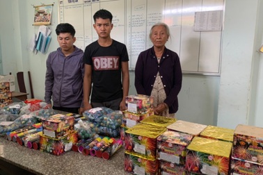 Bắt quả tang 2 đối tượng vận chuyển hơn 30kg pháo