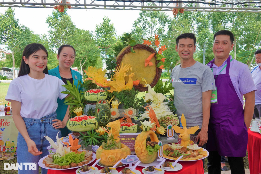 Đã mắt ngắm 200 món ăn từ cá thát lát và khóm Cầu Đúc được xác lập kỷ lục - 6