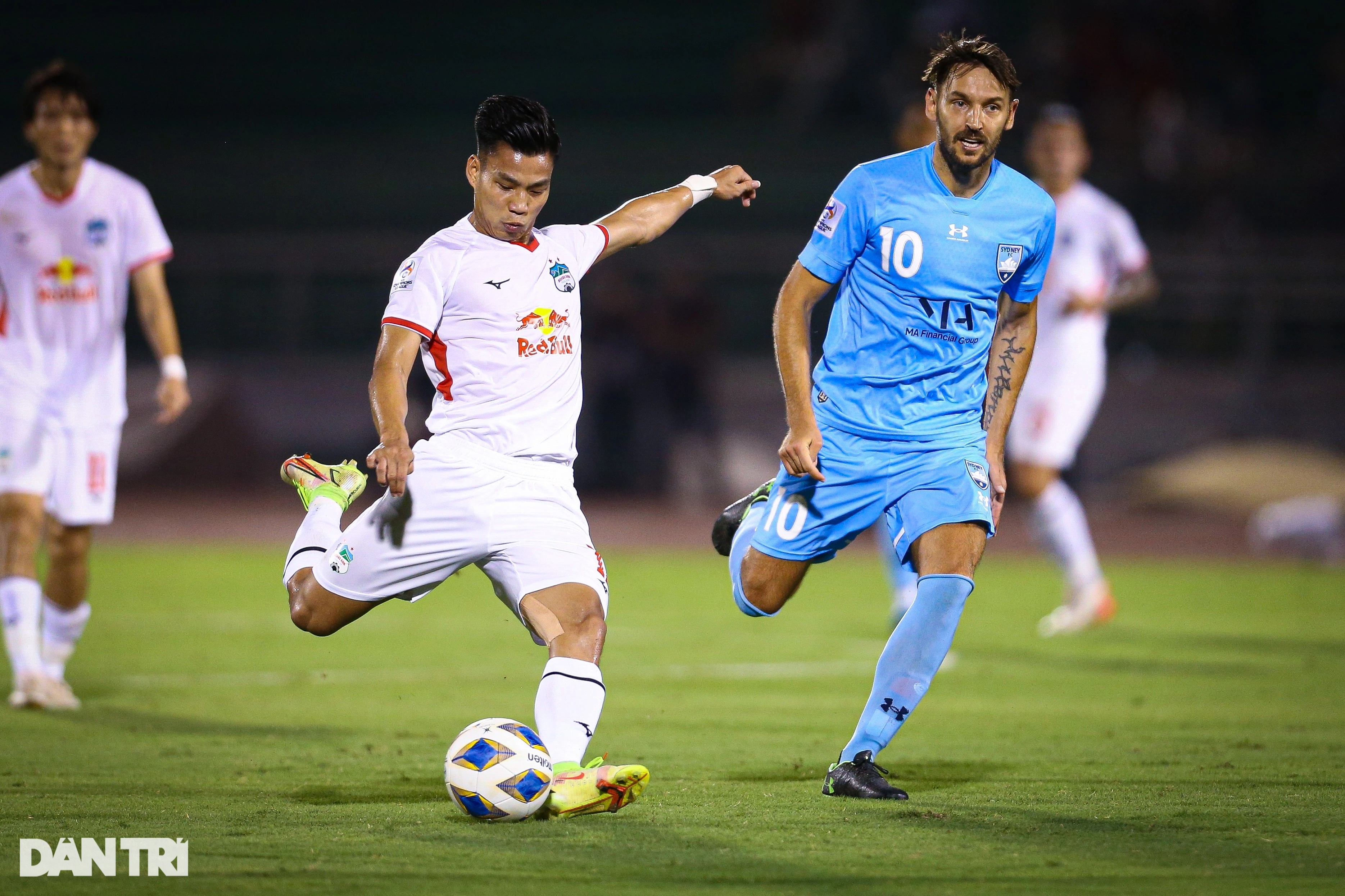 Văn Toàn bắt tay làm hòa sau pha va chạm khiến cầu thủ Sydney FC bị đau - 10