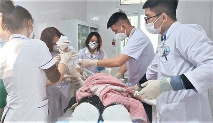 Bệnh nhân được các bác sĩ cấp cứu.