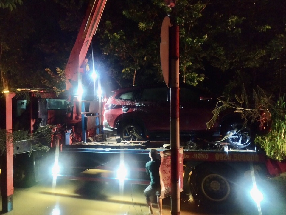 2 ô tô bị cuốn trôi xuống suối, 12 người may mắn thoát chết - 2 2 ô tô bị cuốn trôi xuống suối, 12 người may mắn thoát chết - 2
