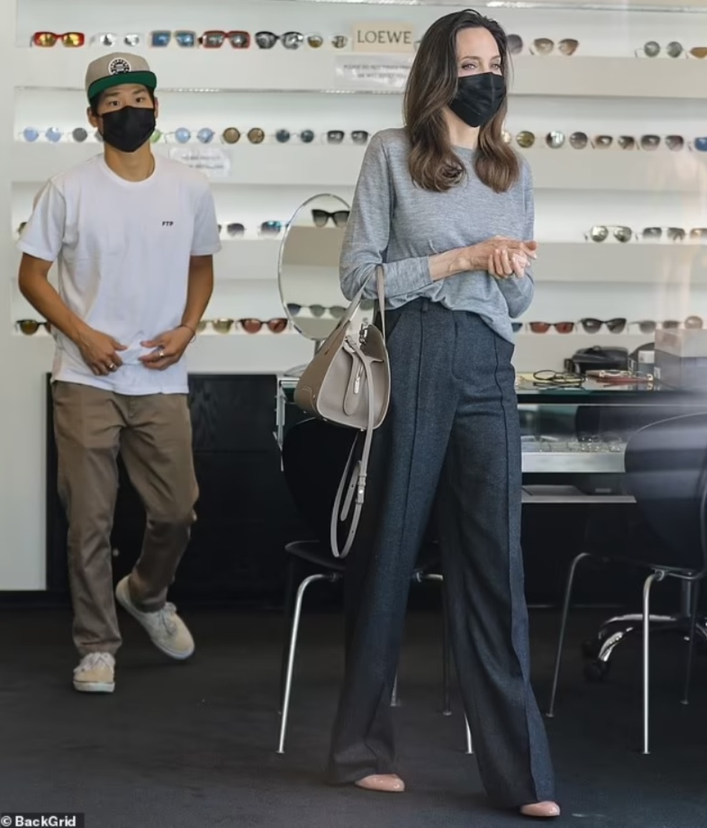 Pax Thien liên tục là người hộ tống mẹ nuôi Angelina Jolie xuống phố - 3 Pax Thien liên tục là người hộ tống mẹ nuôi Angelina Jolie xuống phố - 3