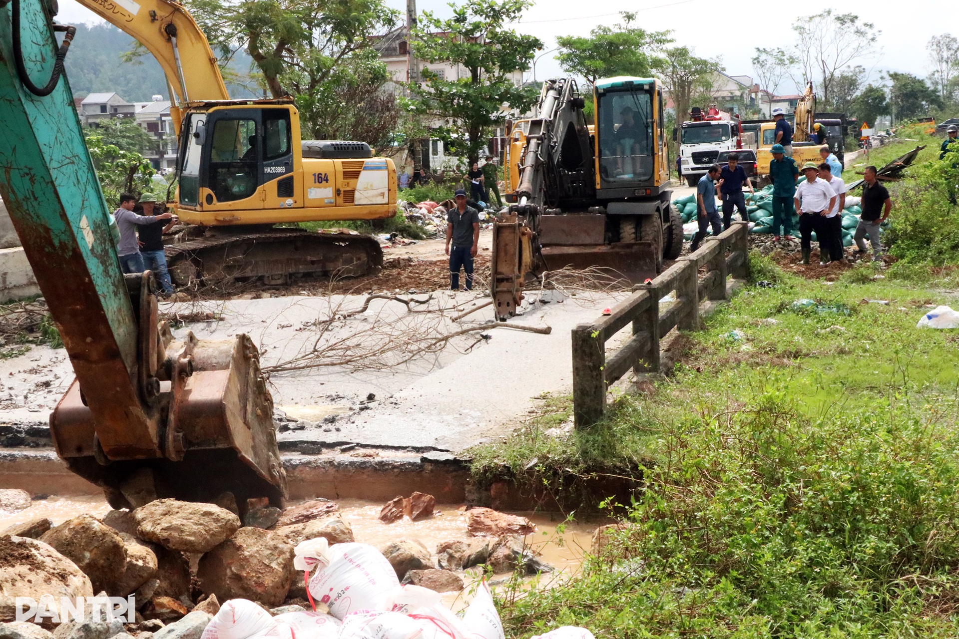 Đê sông Vinh liên tiếp bị sự cố, lực lượng chức năng căng sức vá đường - 9