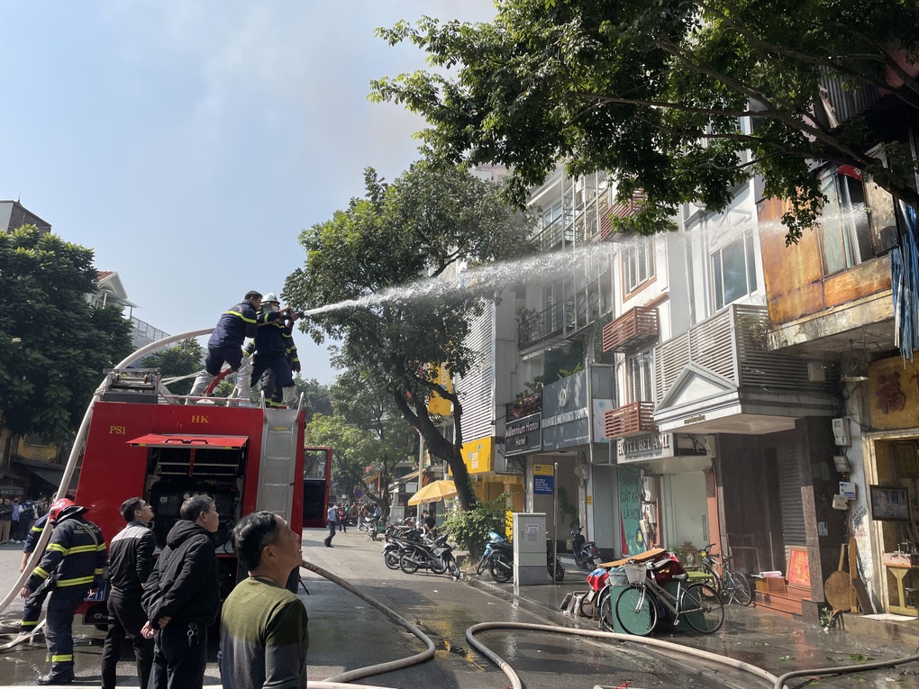 Hà Nội: Cháy nhà trên phố Hàng Bông - 4 Hà Nội: Cháy nhà trên phố Hàng Bông - 4
