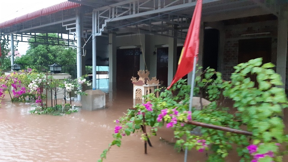 Cận cảnh nước lũ dâng cao ngang ngực ở nhiều tỉnh miền Trung - 14 Cận cảnh nước lũ dâng cao ngang ngực ở nhiều tỉnh miền Trung - 14