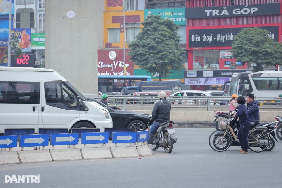 Ngã tư ở Hà Nội 2 phút có 164 xe vượt đèn đỏ sau hơn một tháng ra sao? - 8