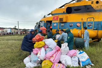 Trực thăng cất cánh liên tục, đưa hàng cứu trợ đến tay người dân miền Trung