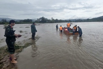 Giải cứu 10 người bị nước lũ cô lập khi đi làm rẫy