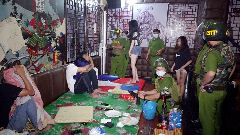 18 đối tượng rủ nhau vào quán karaoke chơi ma túy - 1 18 đối tượng rủ nhau vào quán karaoke chơi ma túy - 1