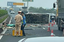 Hà Nội: Ô tô tải lật chắn ngang cao tốc sau va chạm giao thông