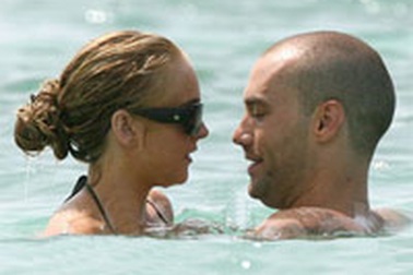 Lilo âu yếm người tình mới trên bãi biển