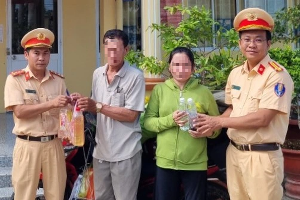 Hai vợ chồng phụ hồ vui mừng nhận lại chiếc ví đánh rơi từ CSGT - 2 Hai vợ chồng phụ hồ vui mừng nhận lại chiếc ví đánh rơi từ CSGT - 2