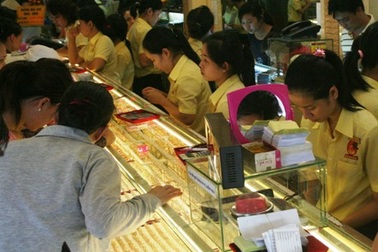 Giá vàng trong nước lại nới rộng khoảng cách với thế giới