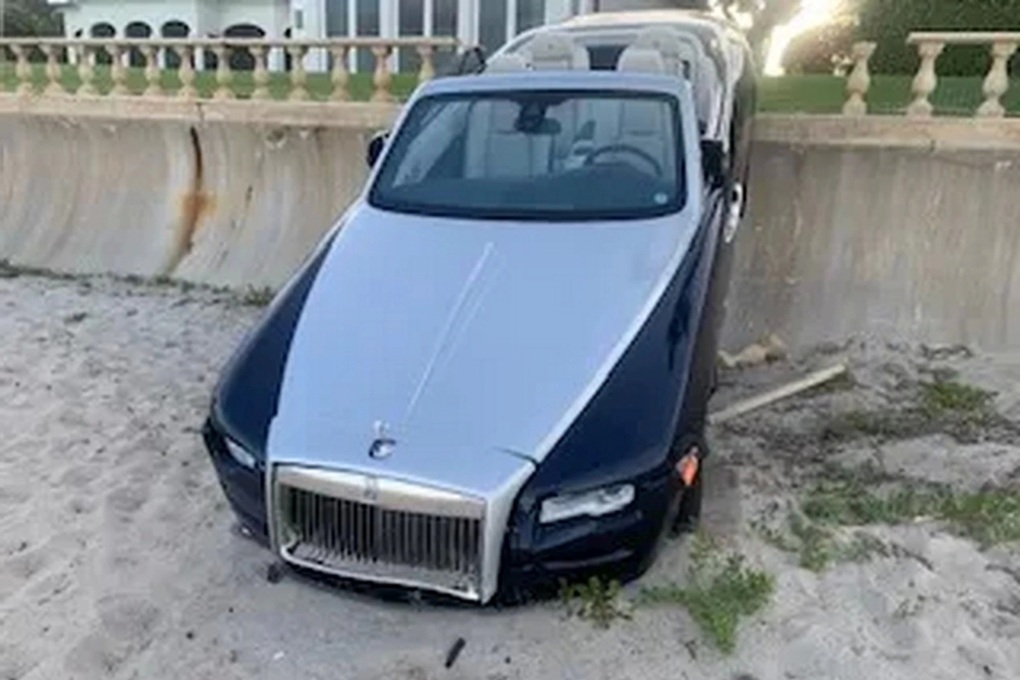Nữ tài xế lái xe Rolls-Royce húc đổ bức tượng trị giá 3 triệu USD - 1 Nữ tài xế lái xe Rolls-Royce húc đổ bức tượng trị giá 3 triệu USD - 1