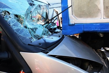 Hàng chục người giải cứu tài xế mắc kẹt trong ca bin