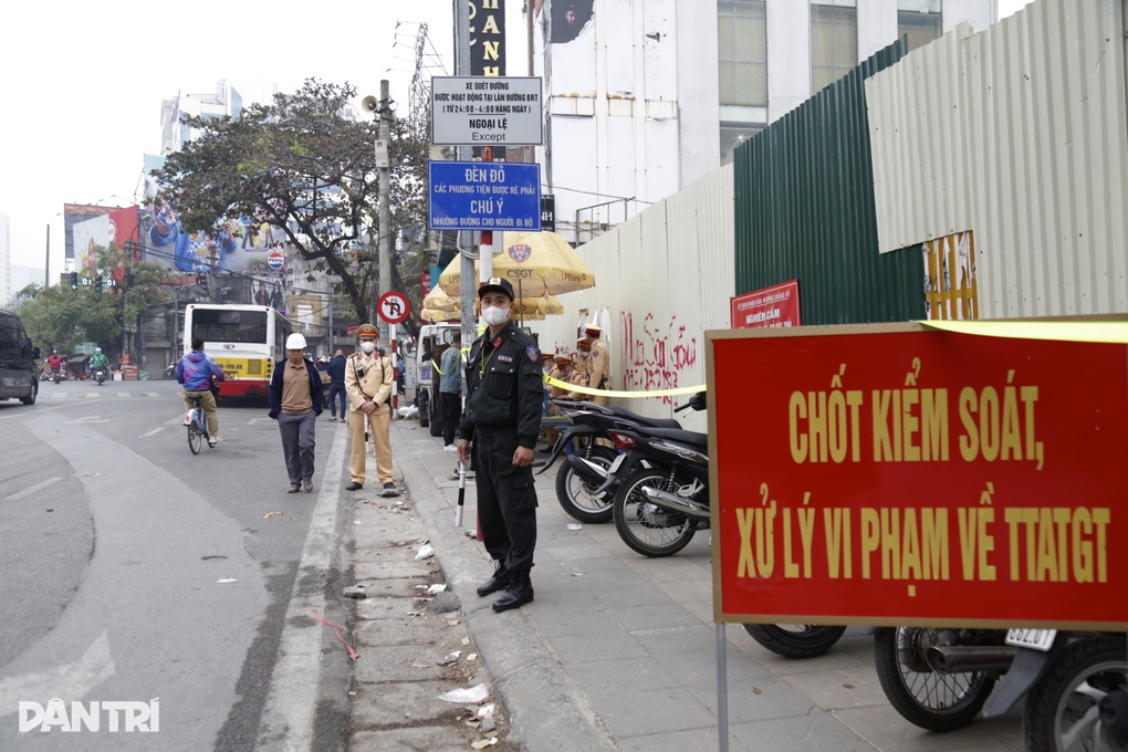 Nhiều người đi xe máy bị tổ công tác đặc biệt ở Hà Nội xử lý vi phạm - 4 Nhiều người đi xe máy bị tổ công tác đặc biệt ở Hà Nội xử lý vi phạm - 4