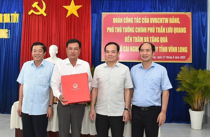 Phó Thủ tướng Trần Lưu Quang tặng quà Cơ sở Cai nghiện ma túy tỉnh Vĩnh Long