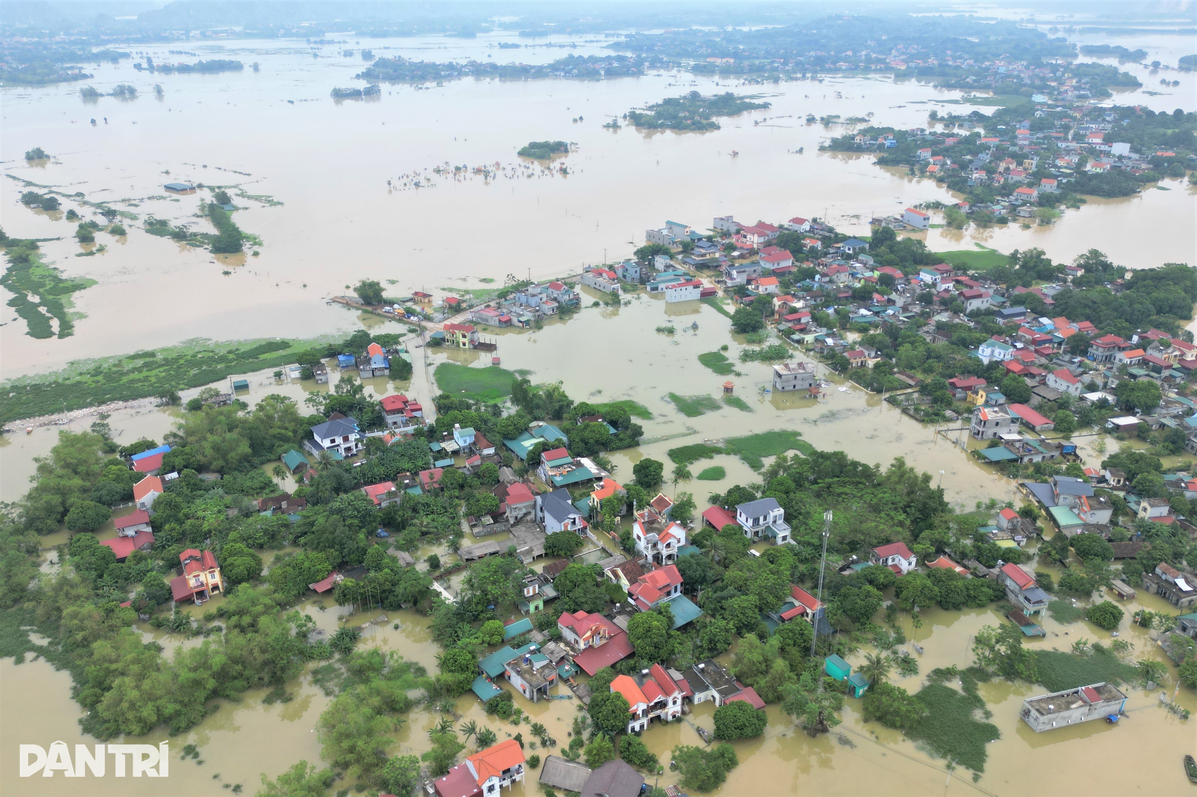 Cenas de vida em um barco, dormindo no telhado de uma casa no centro de inundação do Rio Hoang Long - 1 Cảnh sống trên thuyền, ngủ mái nhà ở rốn lũ sông Hoàng Long - 1