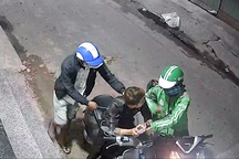 Thanh niên bị cướp dí dao, xịt hơi cay lấy xe máy, điện thoại