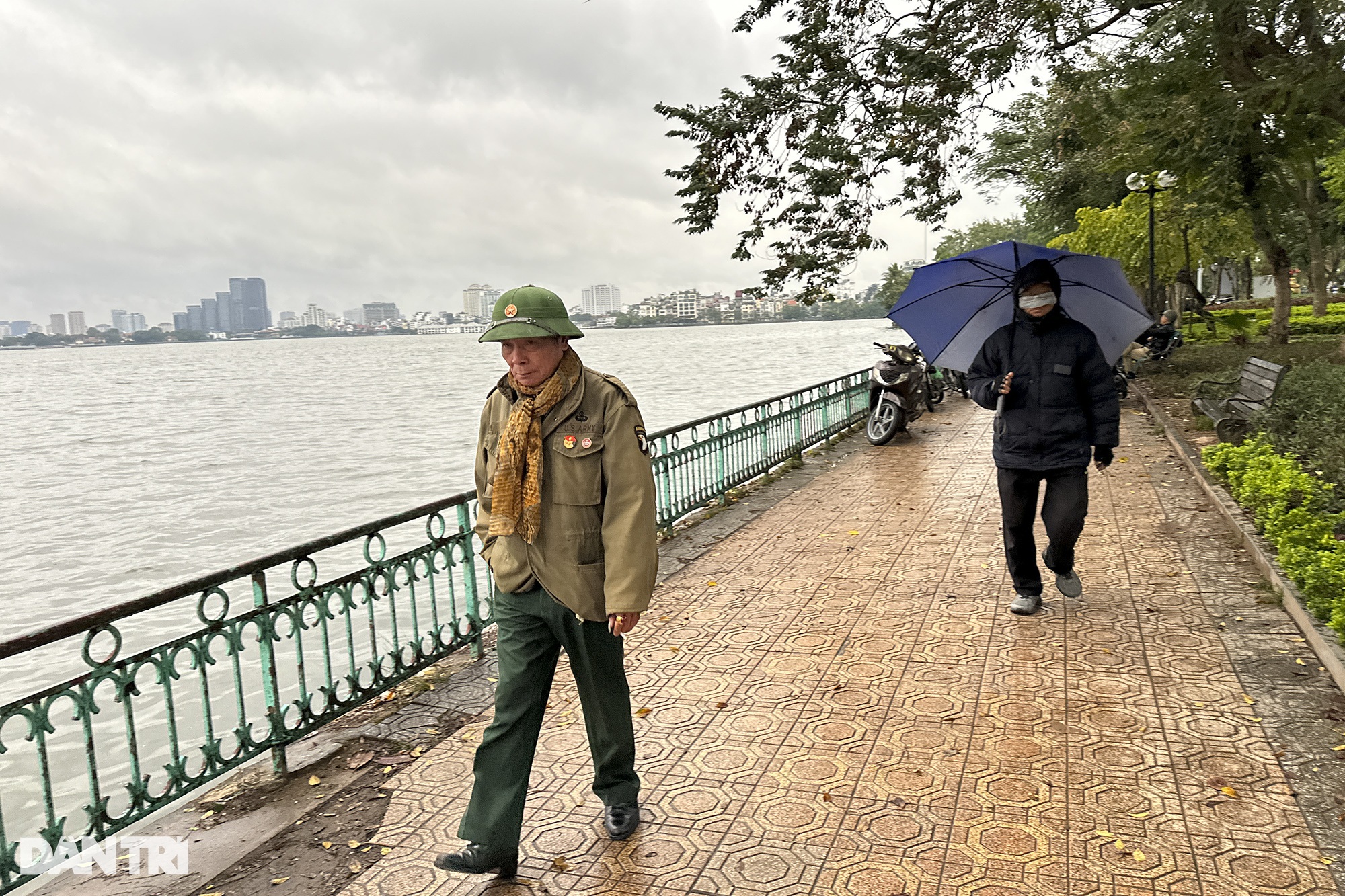 Người dân Hà Nội đương đầu với thời tiết rét đậm kèm mưa liên tục - 9