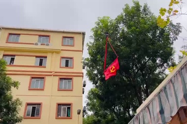 Drone mang theo lá cờ Đảng bay trên sân trường