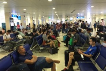 Bé trai hơn 1 tuổi bị thang cuốn sân bay kéo đứt cổ tay