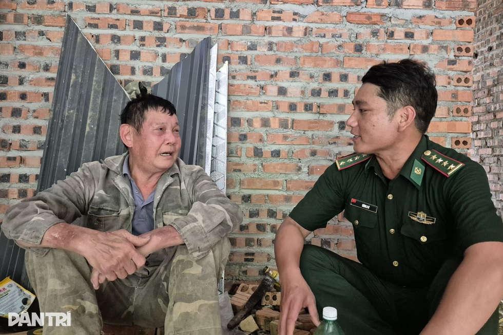 Bộ đội băng rừng, vượt sông giúp dân xây nhà - 4 Bộ đội băng rừng, vượt sông giúp dân xây nhà - 4