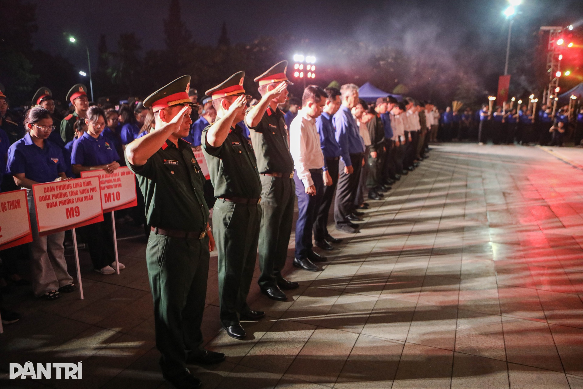 Hàng nghìn ngọn nến tri ân bừng sáng ở nghĩa trang liệt sĩ TPHCM - 4 Hàng nghìn ngọn nến tri ân bừng sáng ở nghĩa trang liệt sĩ TPHCM - 4