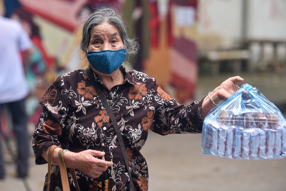 Hà Nội: ATM mỳ tôm, trứng gà trao yêu thương tới người nghèo - 10 Hà Nội: ATM mỳ tôm, trứng gà trao yêu thương tới người nghèo - 10