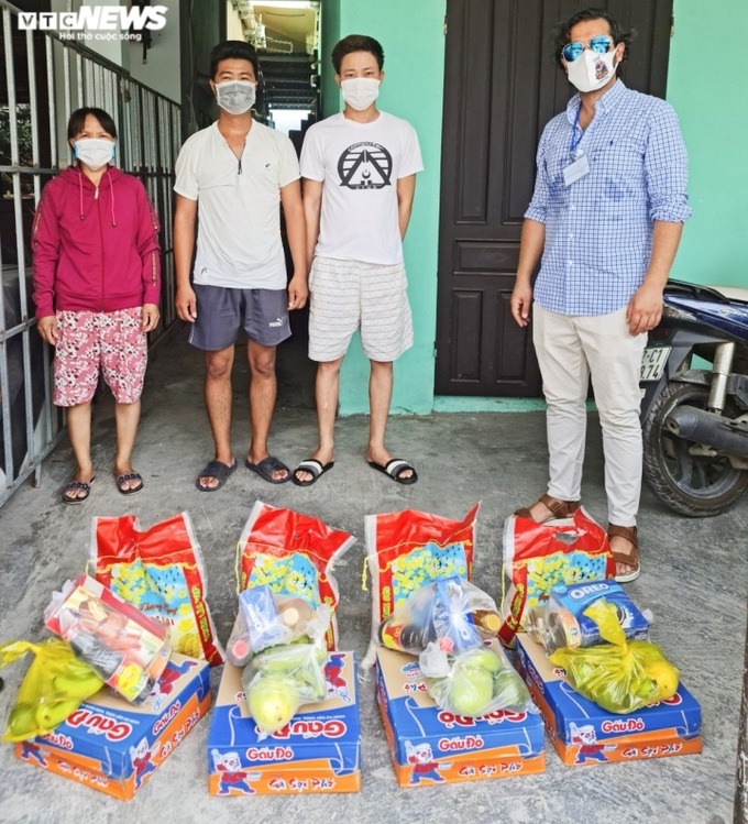 Thời điểm giữa năm 2021, TP Hội An tái bùng phát dịch COVID-19. Nhiều tháng trời thành phố thực hiện giãn cách xã hội là ngần ấy thời gian Wandi tất bật ngược xuôi với những chuyến vận chuyển lương thực, thực phẩm, hỗ trợ cho bà con nghèo Hội An và các vùng lân cận: Điện Bàn, Duy Xuyên... Hình ảnh ông Tây cưỡi chiếc xe máy 50 phân khối chở đầy ắp mắm, muối, cá khô… đi gửi trao yêu thương đã in đậm trong tâm trí của người dân địa phương với niềm cảm kích lớn lao.